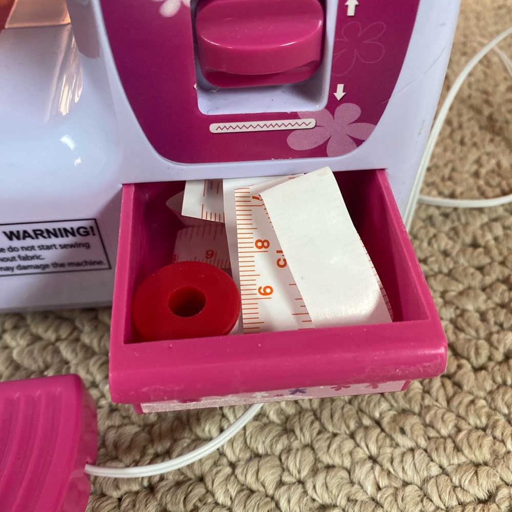 Kids singer sewing machine. It works